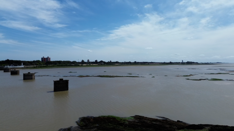 Las aguas de la Laguna Setubal bajan mucho y el panorama en la costanera Santafesina es raro.