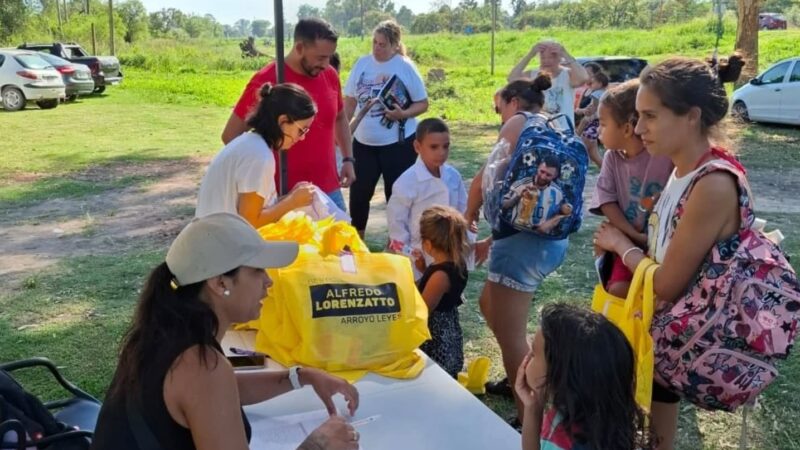 Entrega de Kit escolar gratuito en Arroyo Leyes